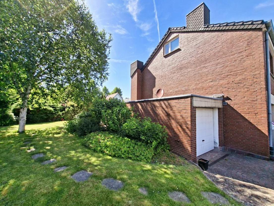 Seitenansicht mit Garage