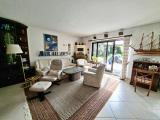 Wohnzimmer mit Kamin und Zugang zur Terrasse und Garten