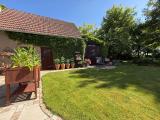 Idyllischer Gartenbereich