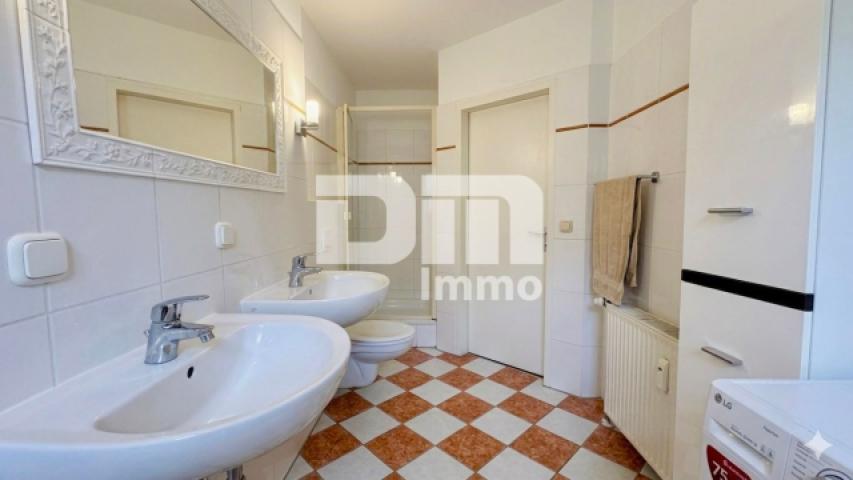 Badezimmer / Badewanne / Dusche / Waschmaschine