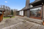 Terrassenbereich mit Blick zum Gartenhaus