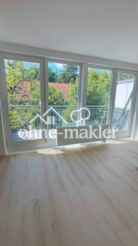 Wohnzimmer mit Balkonblick