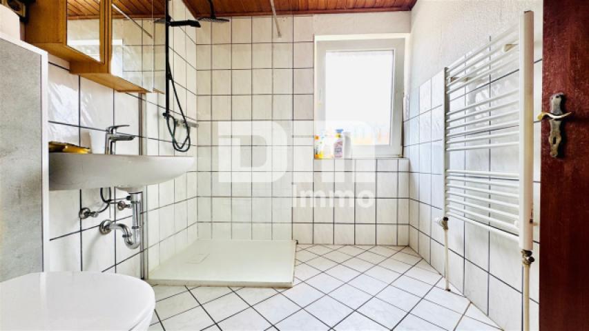 1.OG Badezimmer / Dusche / Handtuchwärmer