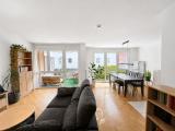Wohn,- Esszimmer und Zugang zum Balkon