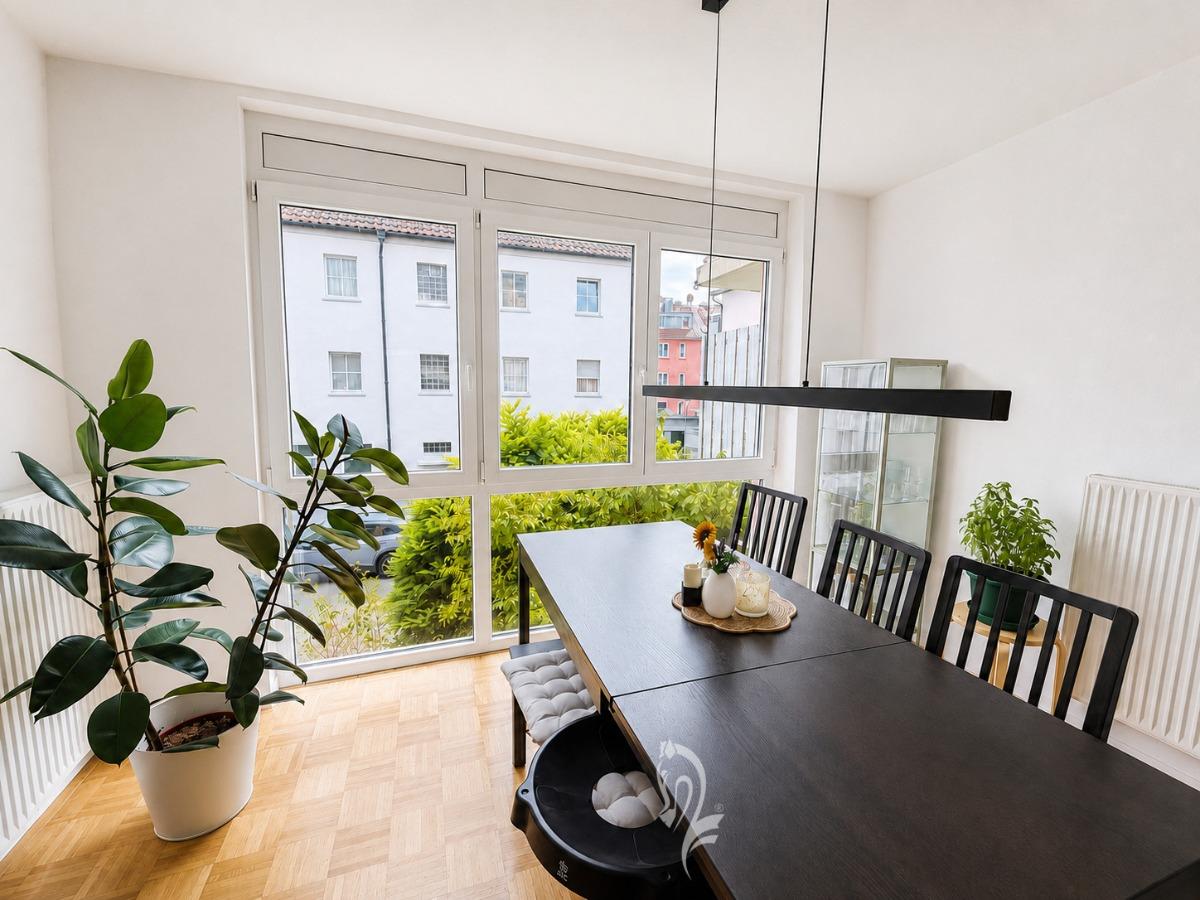 Wohn,-Esszimmer mit Küchenbereich