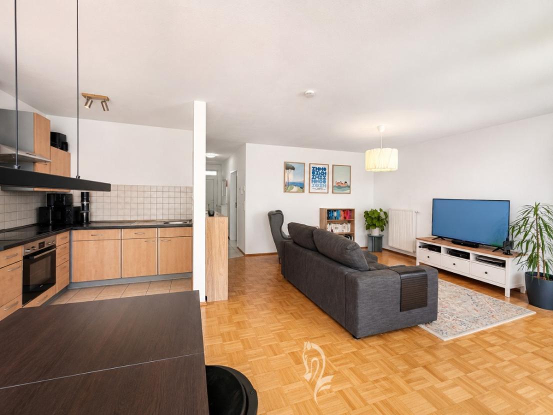 Wohn,-Esszimmer mit Küchenbereich