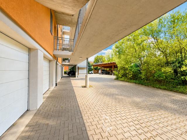 Gebäude Rückseite mit Parkflächen und Zugang zum Aufzug