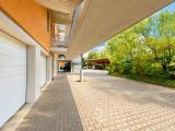 Gebäude Rückseite mit Parkflächen und Zugang zum Aufzug