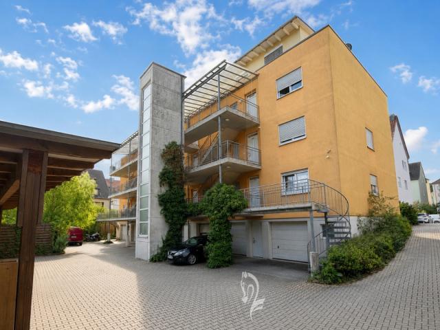 Gebäude Rückseite mit Aufzug