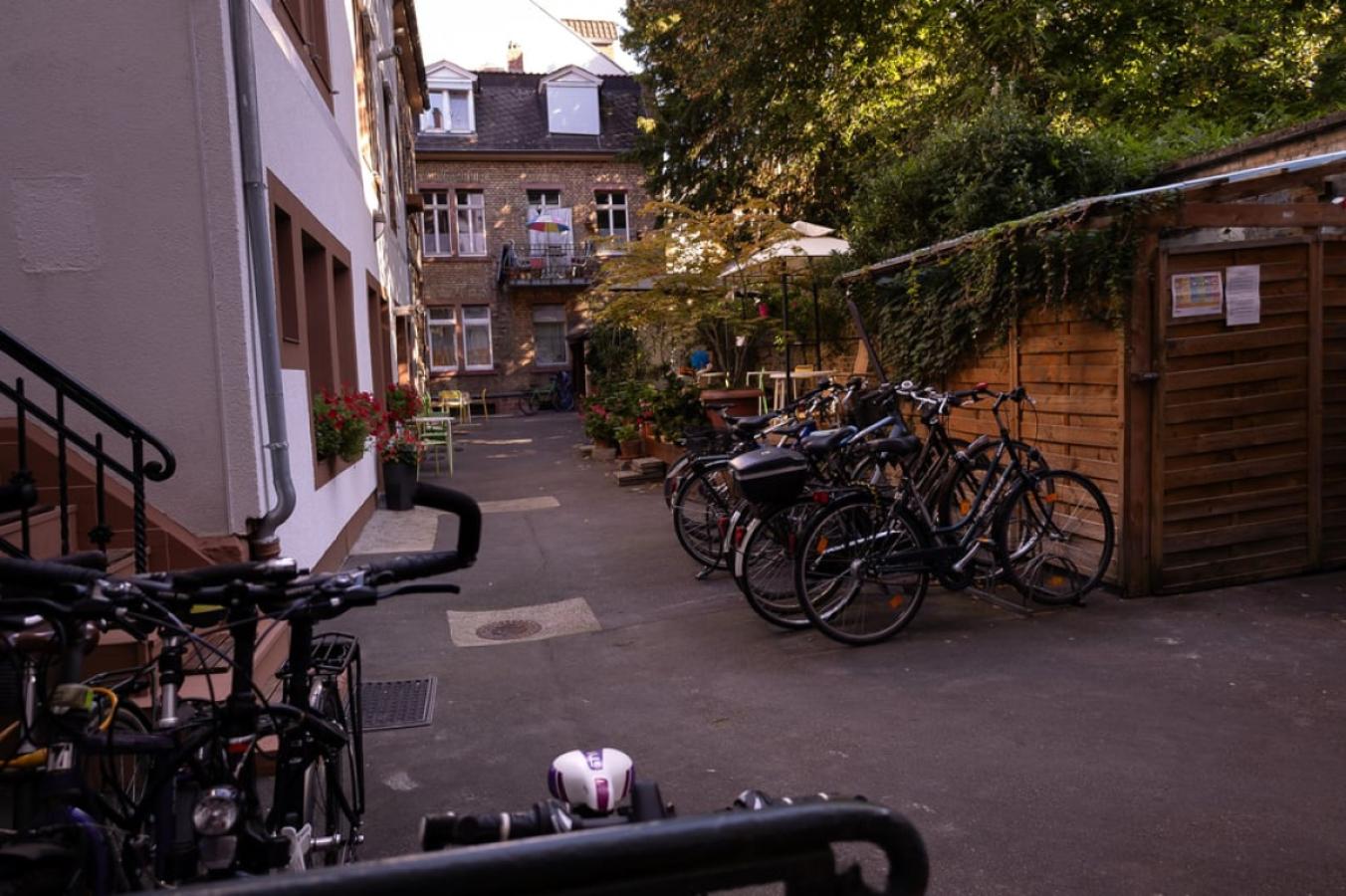 Hof mit Terrasse und Schuppen