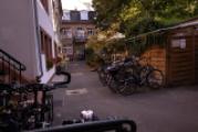 Hof mit Terrasse und Schuppen