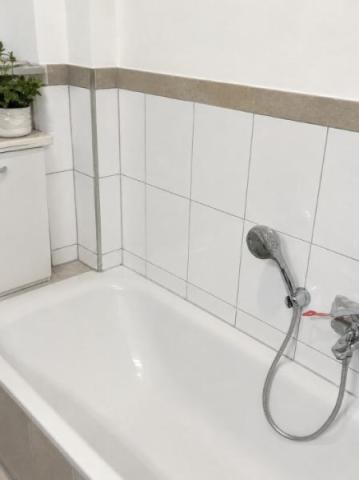 018 Bad mit Badewanne