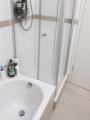 019 Badezimmer mit Dusche