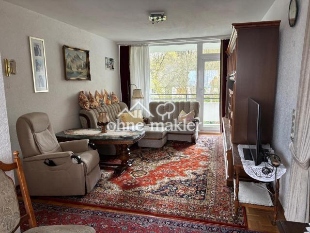 Wohnzimmer mit Balkon