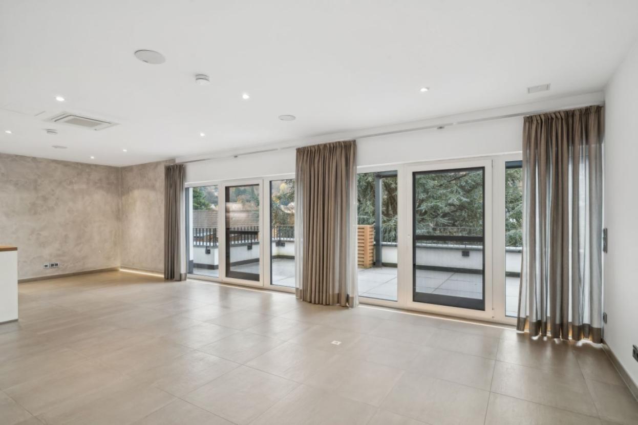 Wohn- und Esszimmer mit großer Fensterfront