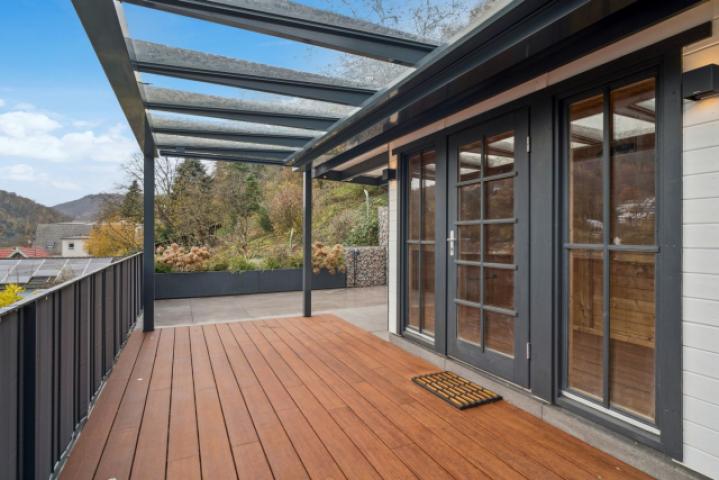 Überdachter Freisitz mit Gartenhaus & Terrasse