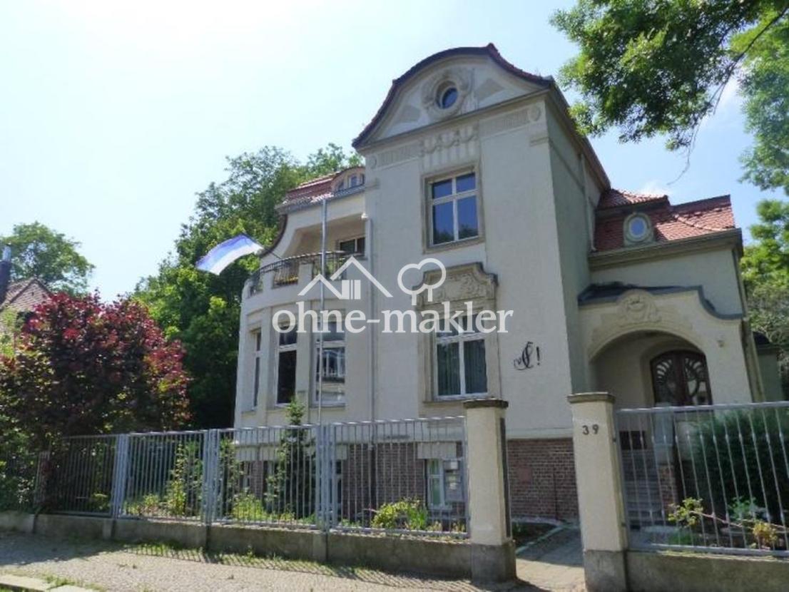 Frontalansicht der Villa