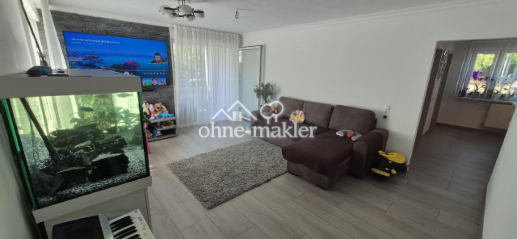 Wohnzimmer mit Balkon
