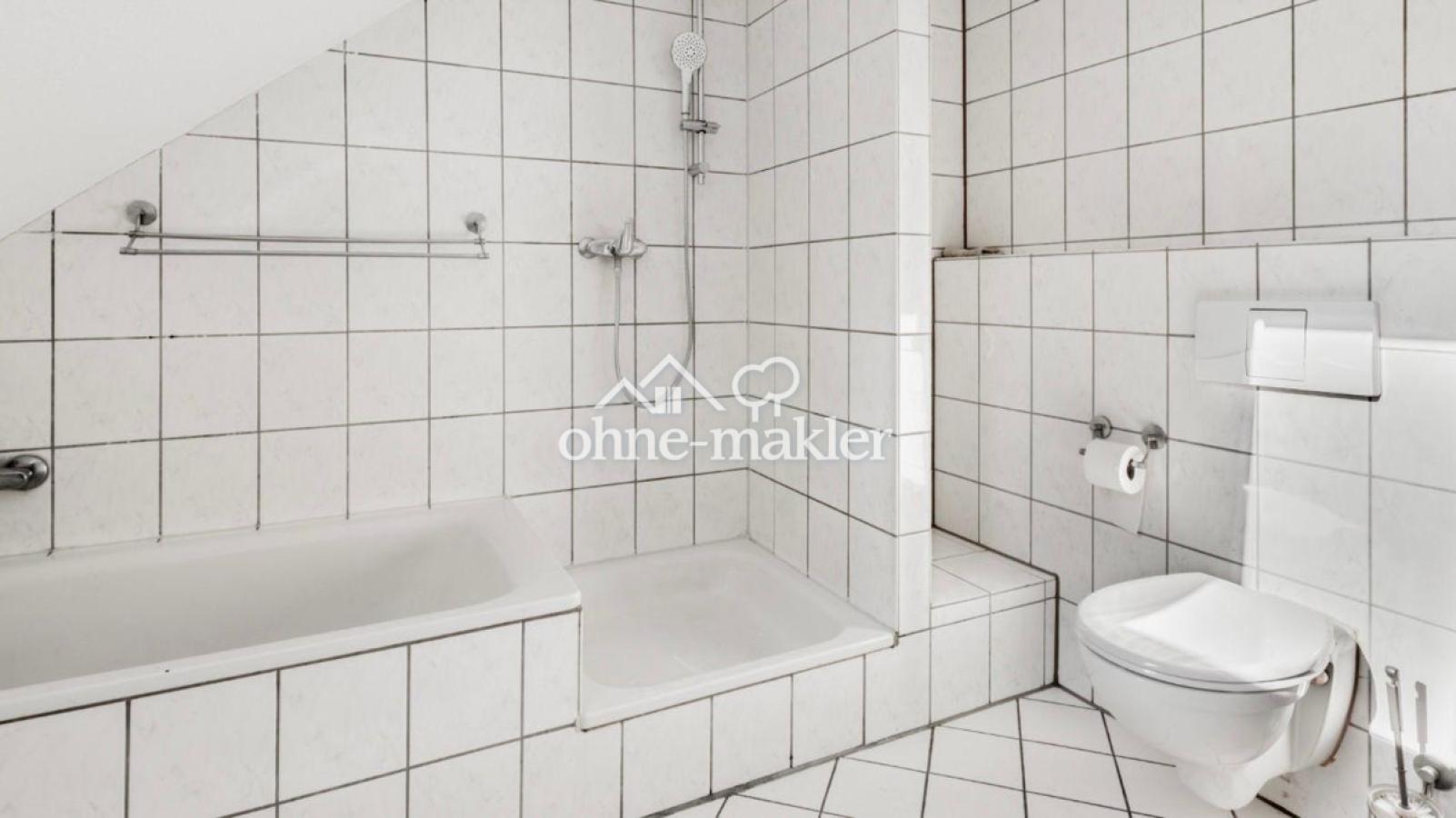 Bad mit Dusche und Wanne