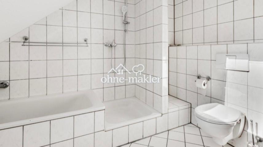 Bad mit Dusche und Wanne