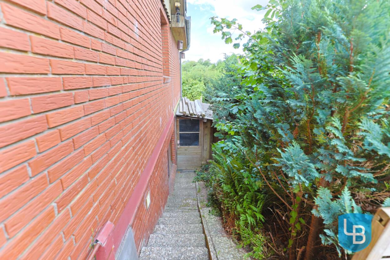Weg zum Schuppen und in den Garten