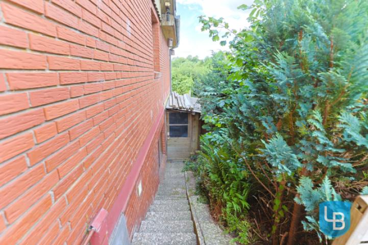 Weg zum Schuppen und in den Garten
