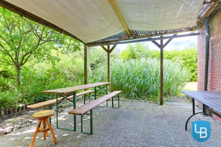 Überdachte Terrasse unter dem Balkon