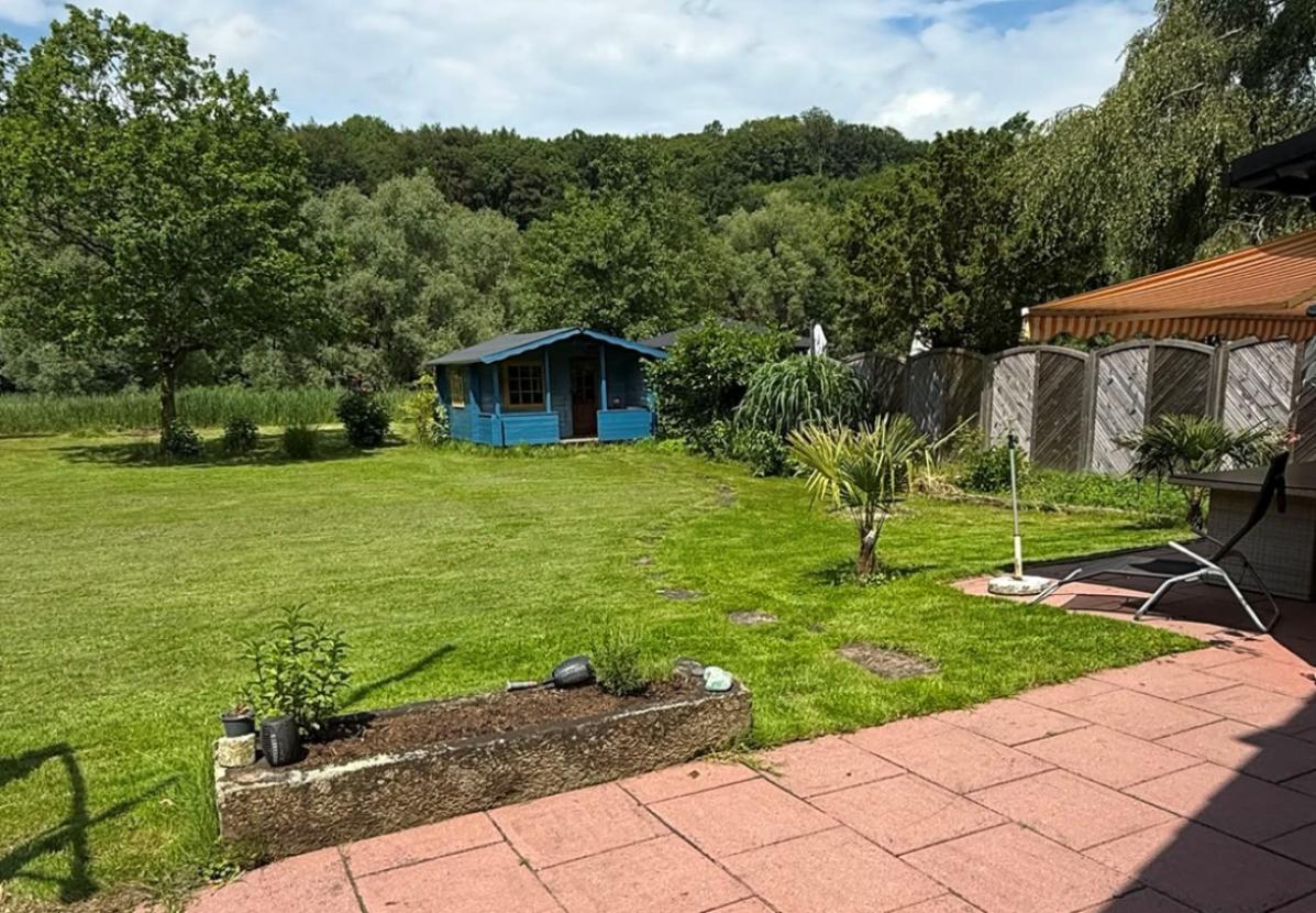 Garten mit Laube