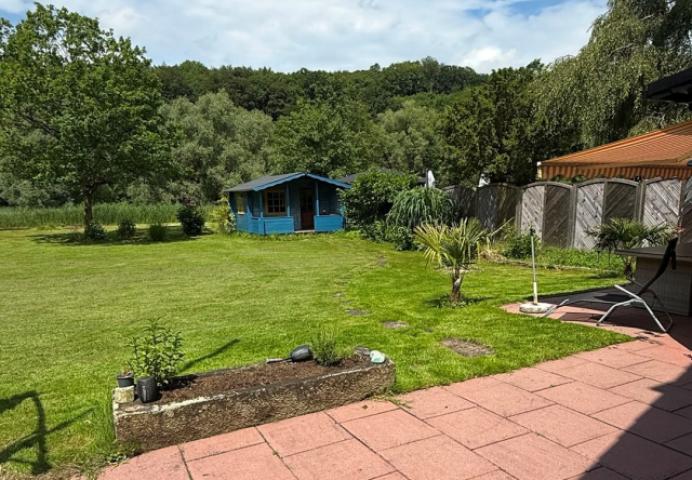Garten mit Laube