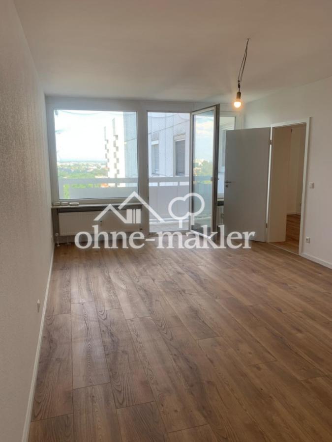 Wohnzimmer mit Balkon