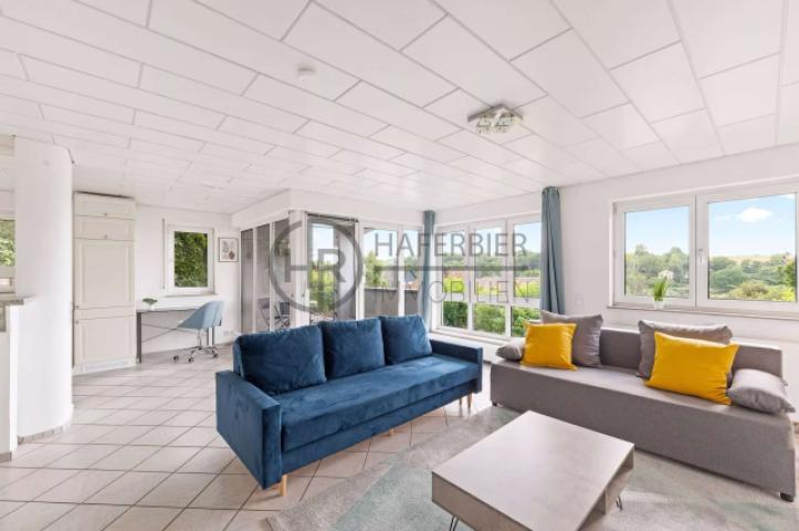 Wohnzimmer mit Balkon