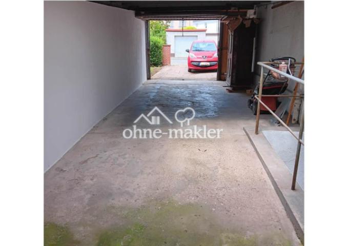 Garage, davor Stellplatz