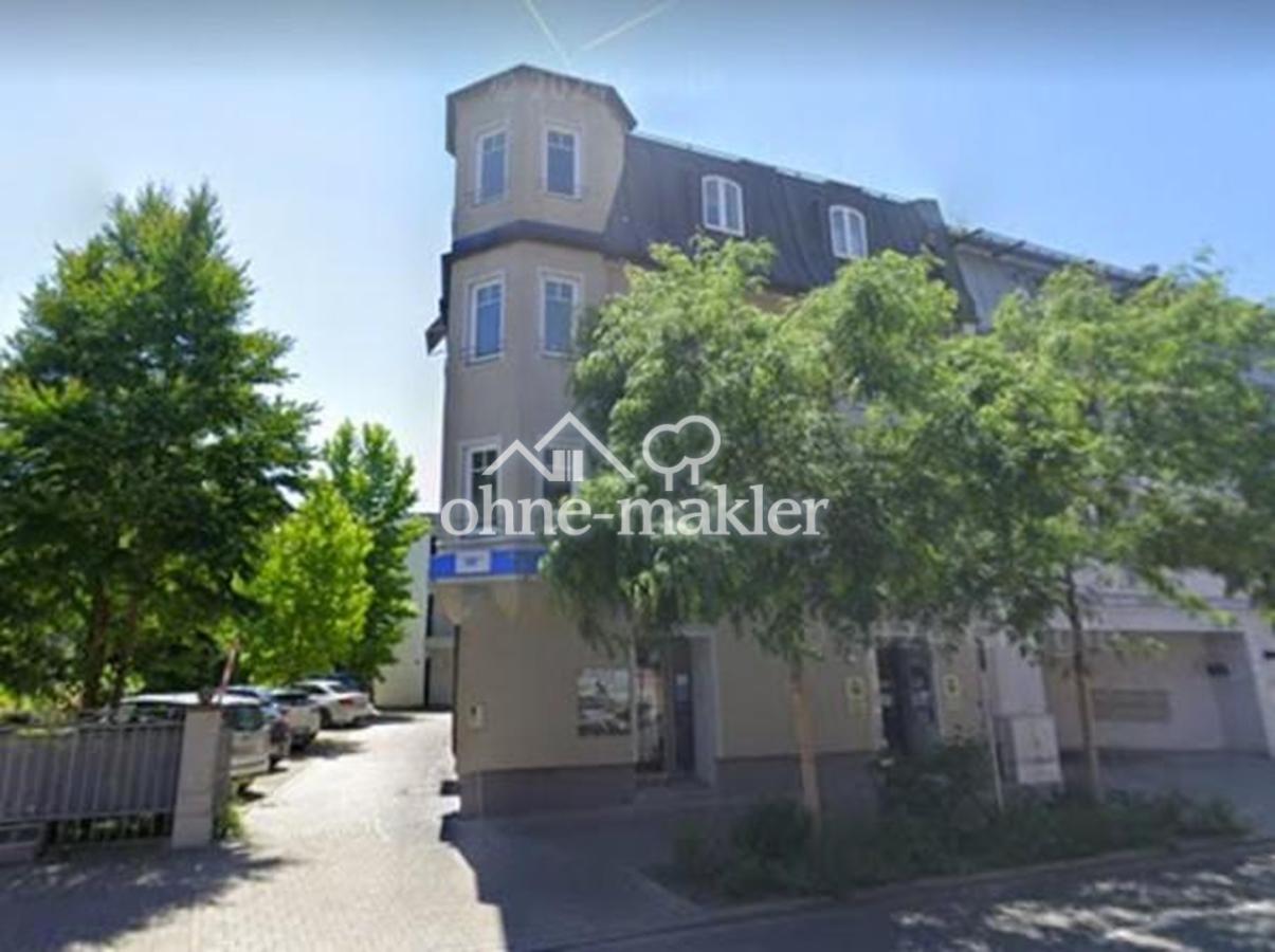 Gebäude von Außen mit Einfahrt