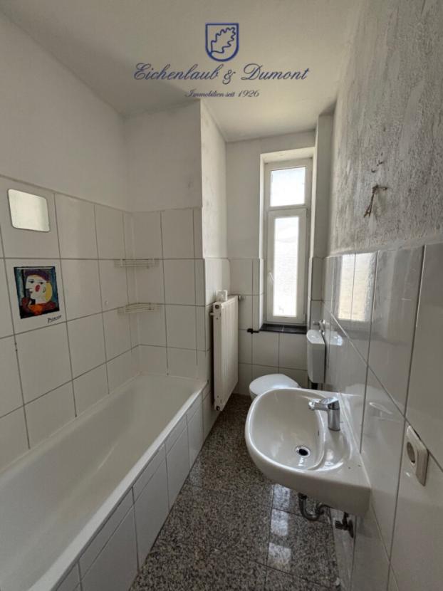 Bad mit Wanne und Fenster