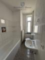Bad mit Wanne und Fenster