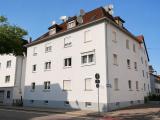 Helles Wohngebäude an der Straßenecke