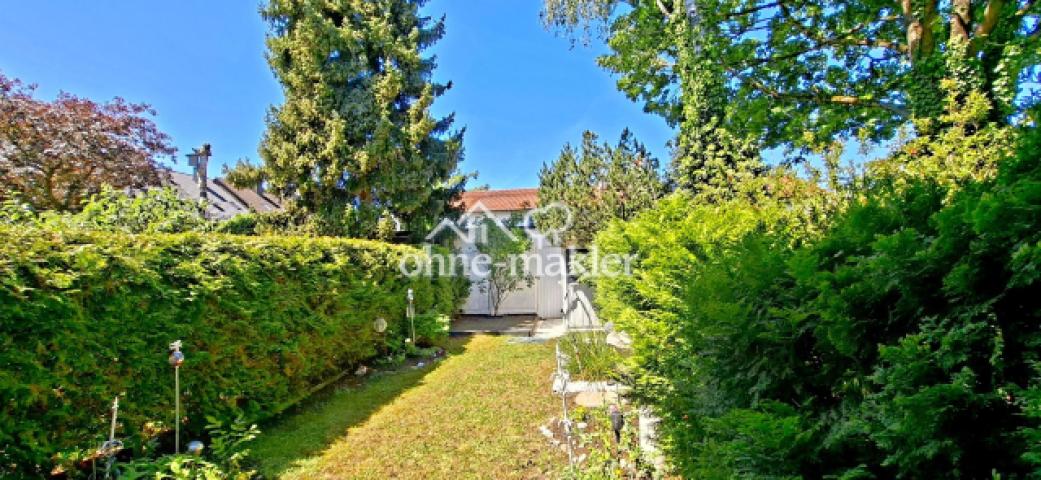 Blick auf Garten und Garage