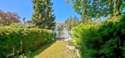 Blick auf Garten und Garage