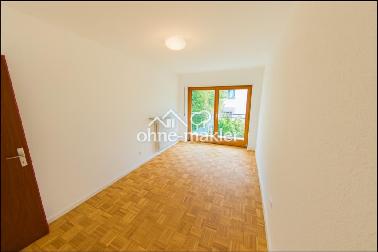 Zimmer mit Balkonzugang