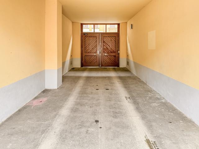 Tordurchfahrt zur Straße