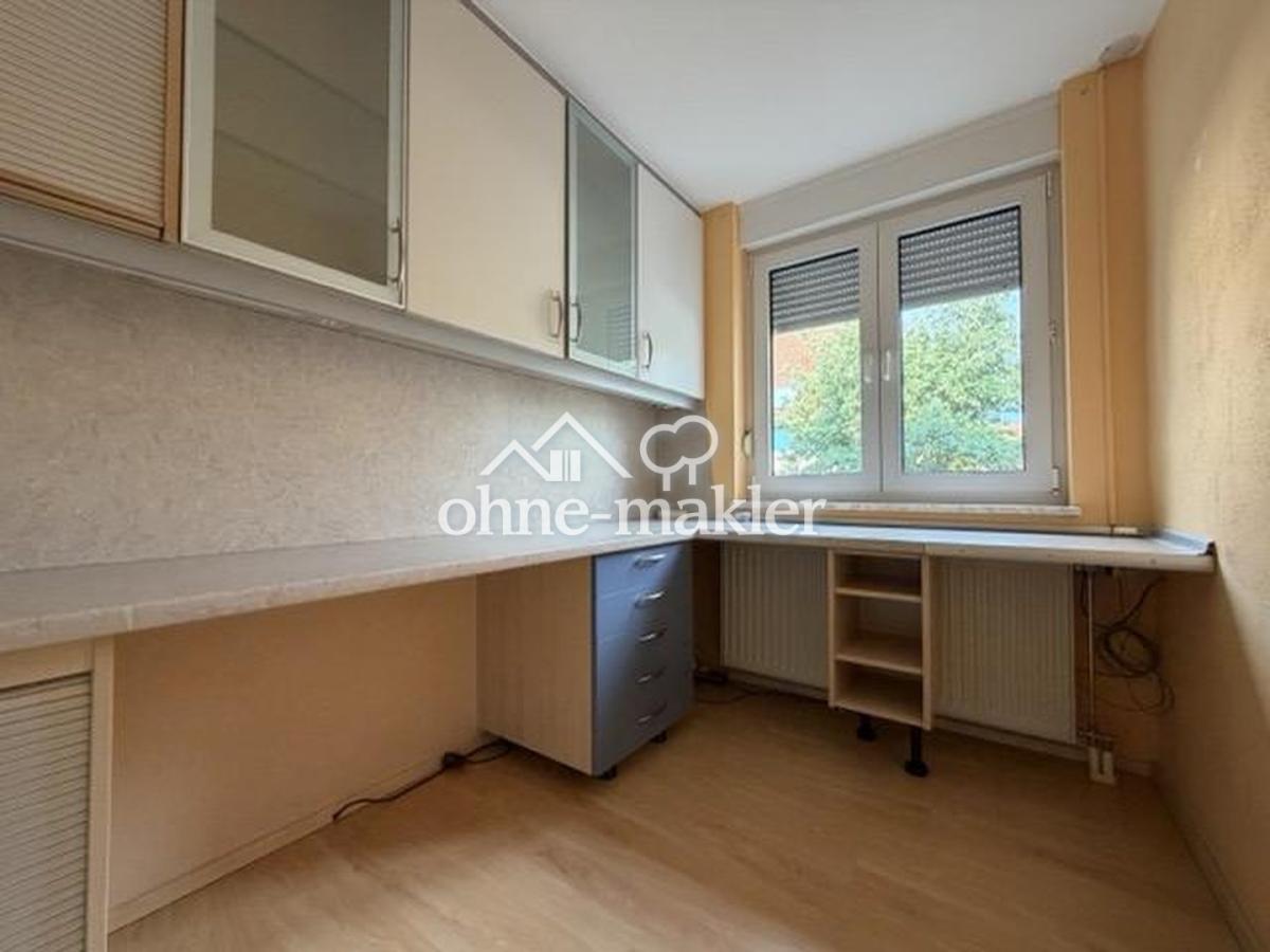 4b_Zimmer Büro L-förmig Einbau