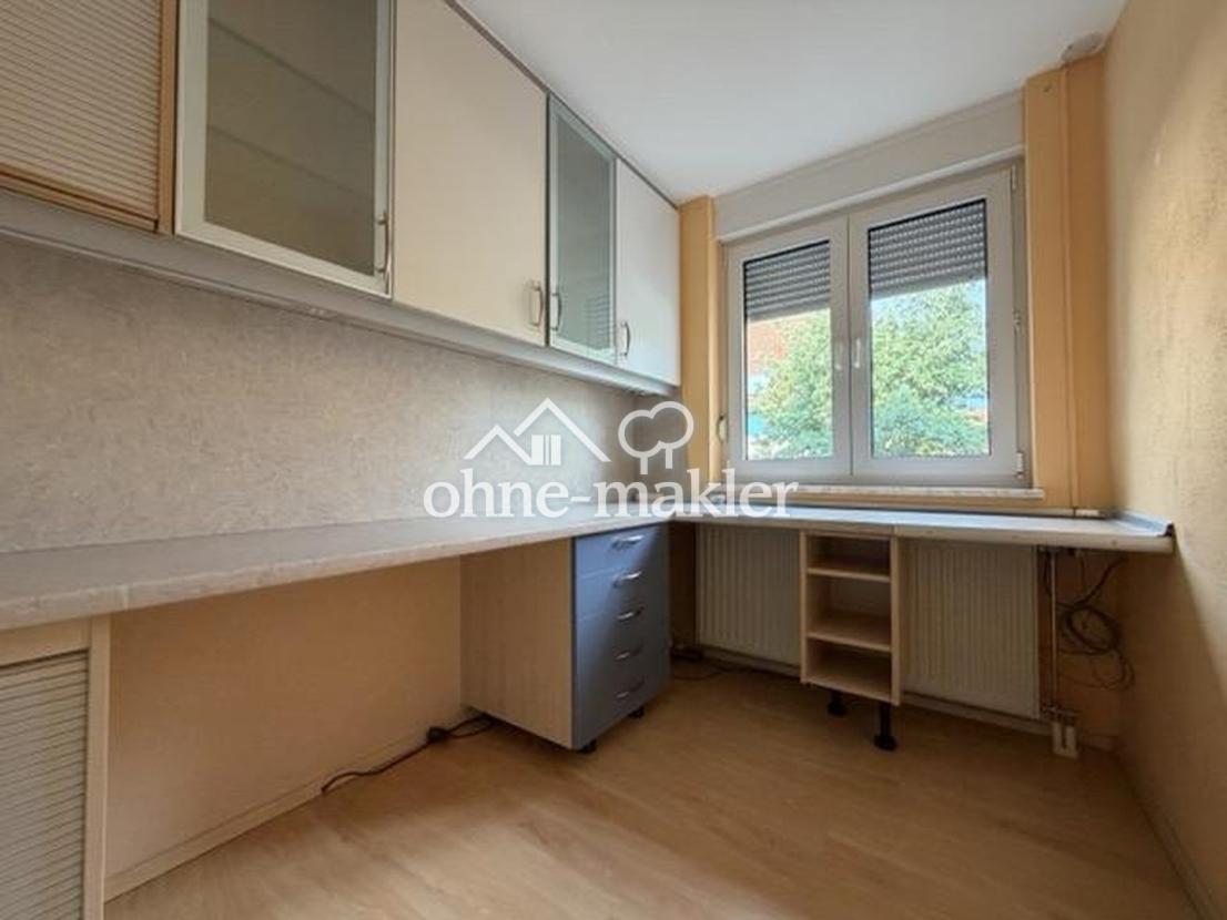 4b_Zimmer Büro L-förmig Einbau
