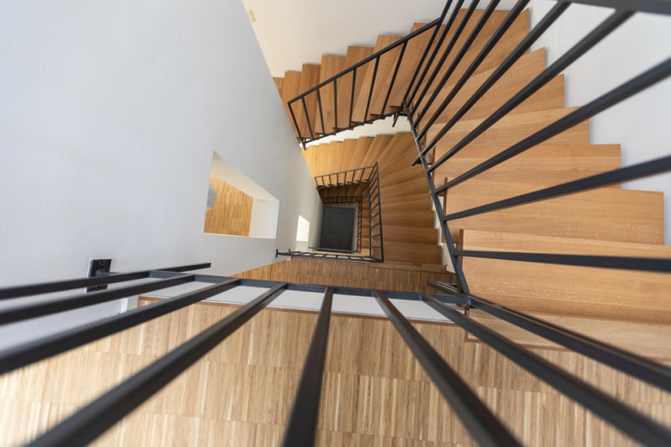 Treppe mit Aufzugmöglichkeit