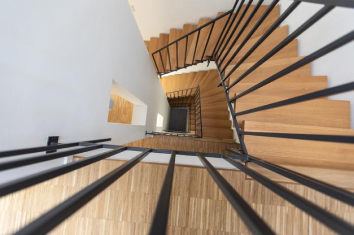 Treppe mit Aufzugmöglichkeit