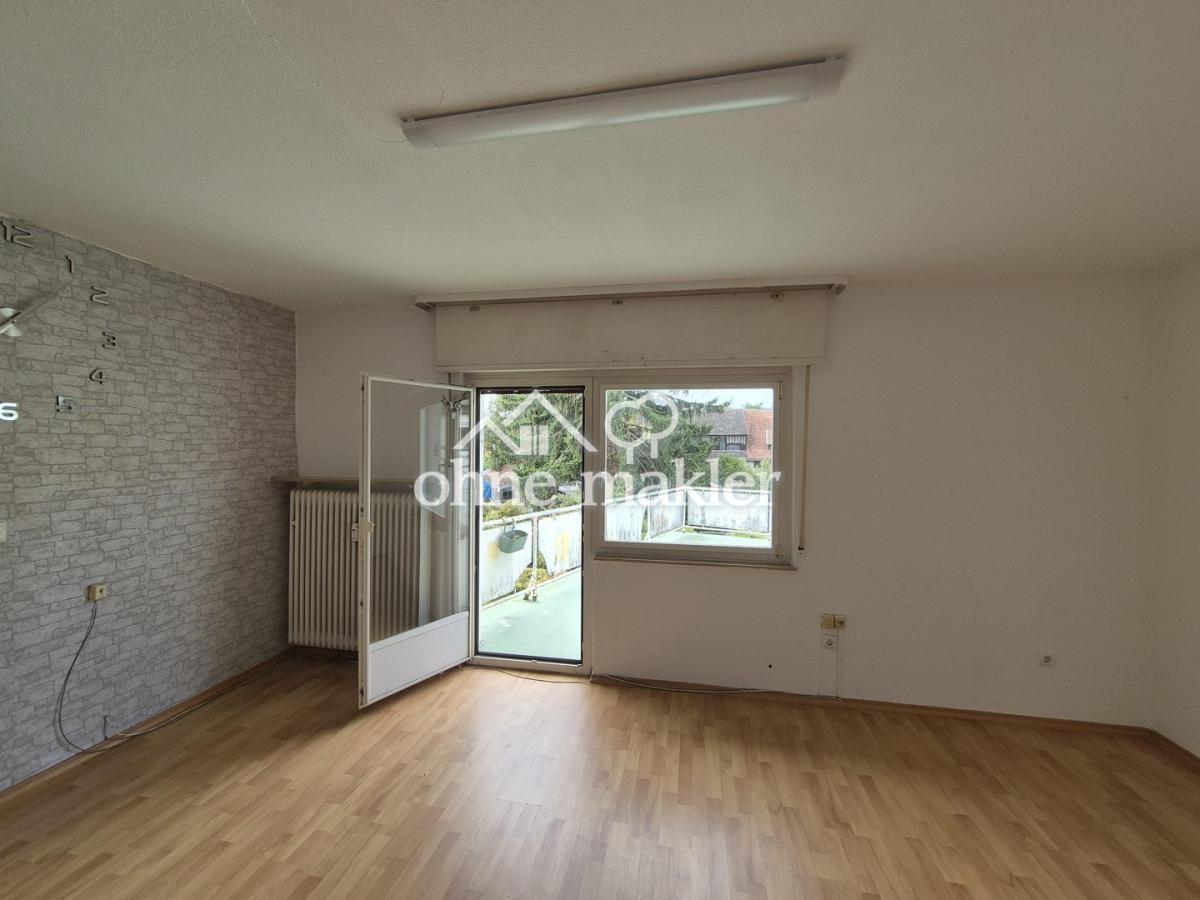 Wohnzimmer mit Balkon