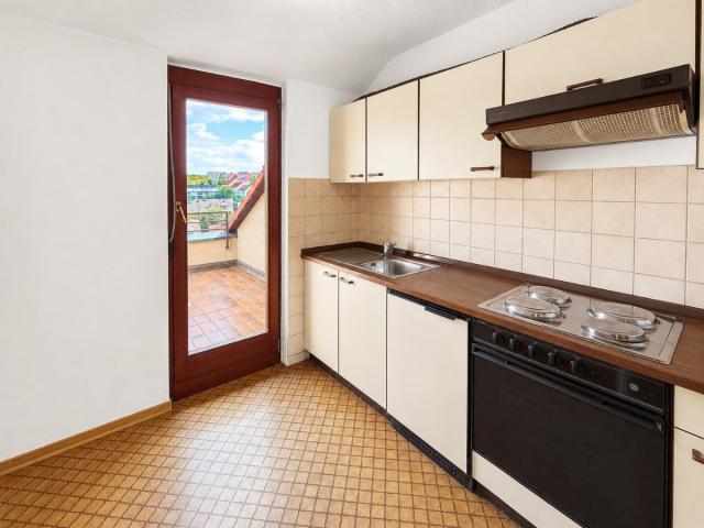 Küche mit Zugang zur Loggia