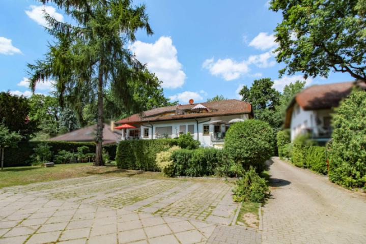 Parkplätze und Hausrückseite
