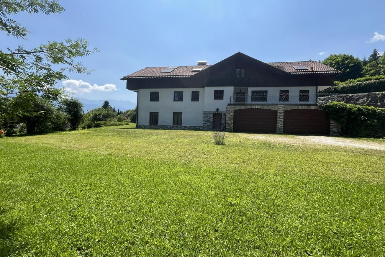 Vorderseite mit Eingägnen und Garage