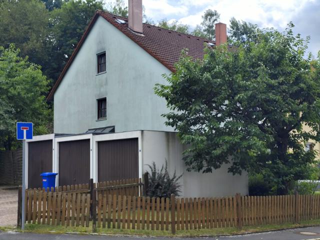 Außenansicht Garagen + Haus