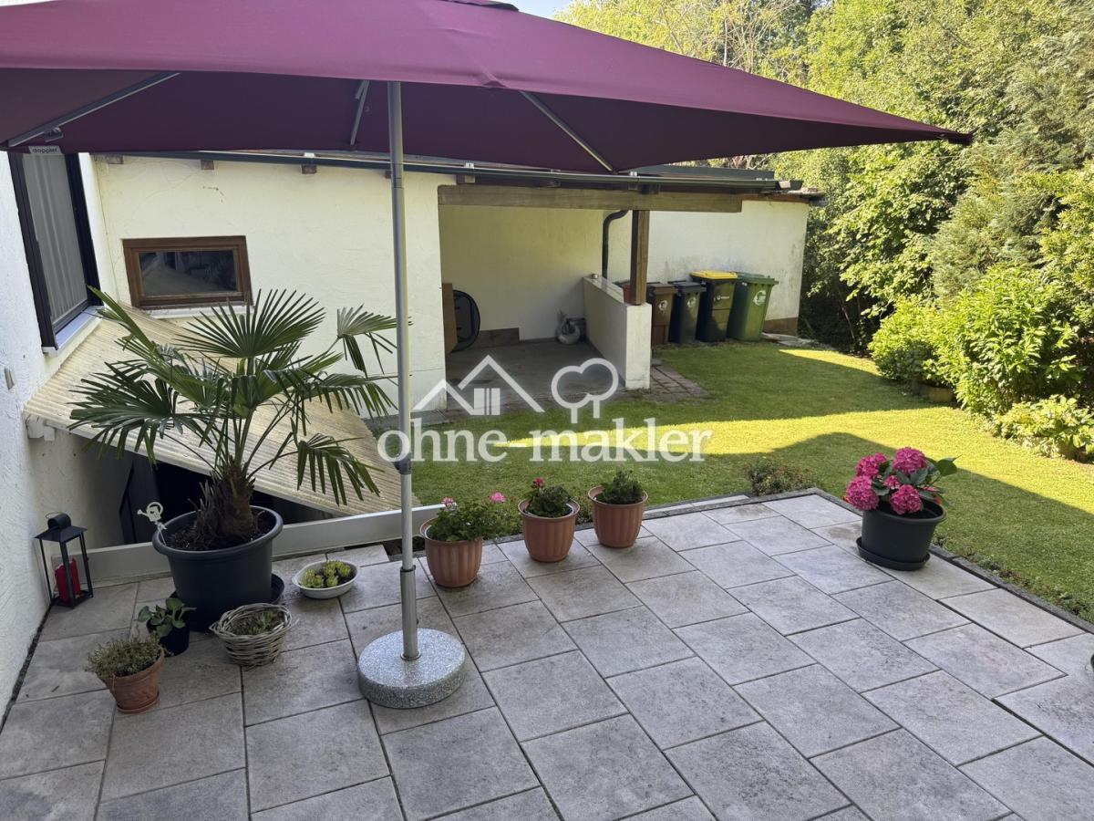 Terrasse mit Blick auf Garage